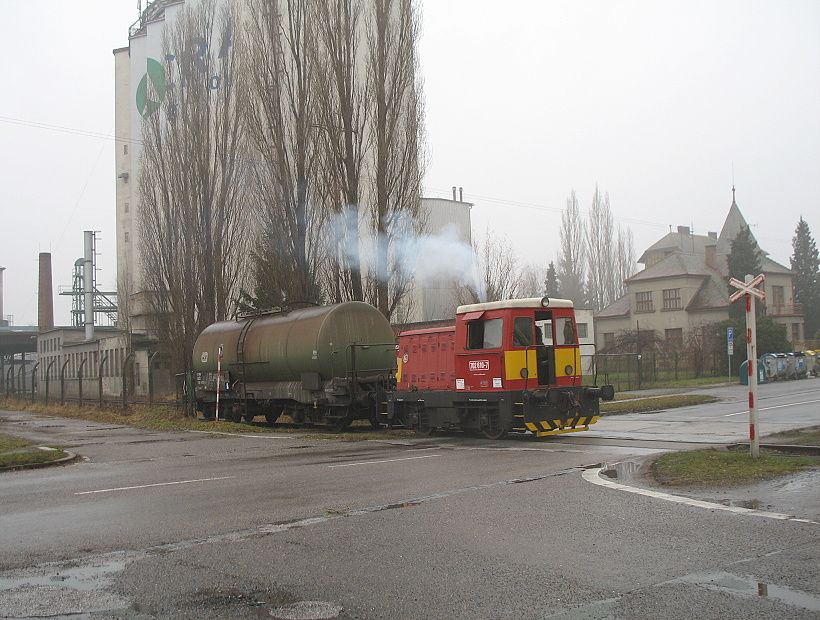 Druh z vlekovch lokomotiv ady 702610-7 na pejezdu s cisternou.