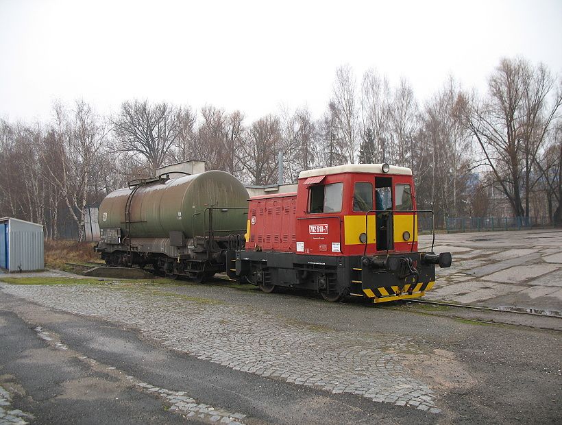 Lokomotiva ady 702610-7 ped cukrovarem.