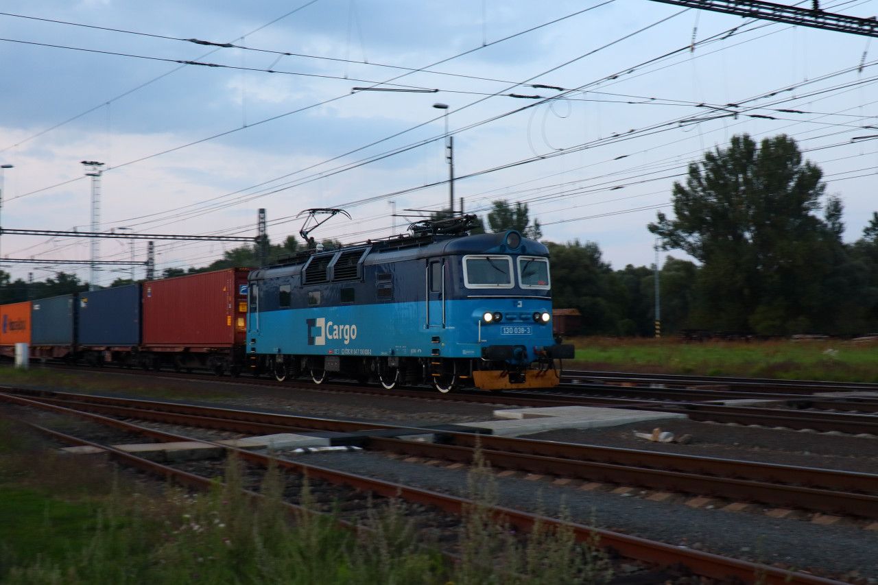 Lokomotiva 130.008 s vlakem NEx 61011 (esk Tebov - Havov) projd Olomouc
