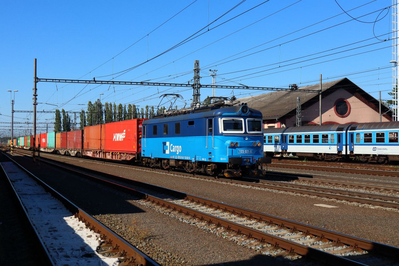 Lokomotiva 123.021 s kontejnery do Perova opout Olomouc