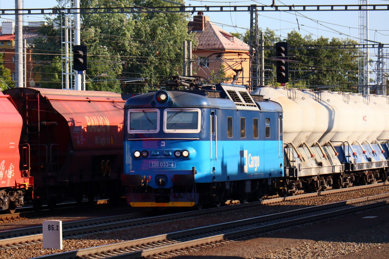 Lokomotiva 130.033 s vozy Uacs (Raj) z Hranic na Morav do Prahy Kre projd Olomouc