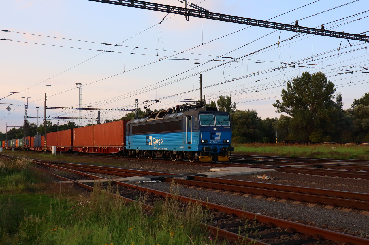 Lokomotiva 363.013 s vlakem NEx 61031 (. Tebov - Lpa n. D.) projd Olomouc