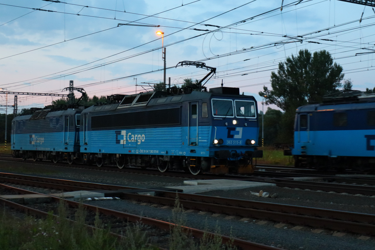 Lokomotivy 363.515 a 363.519 jako lokomotivn vlak ze Zbehu do ValMezu projd Olomouc