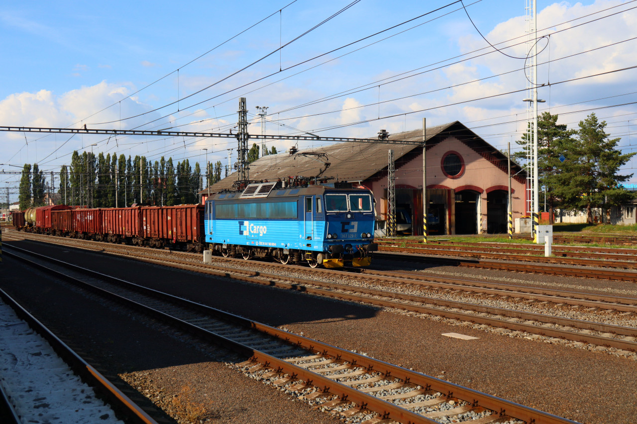 Lokomotiva 363.029 s vlakem Pn 62101 (esk Tebov - Beclav) opout Olomouc