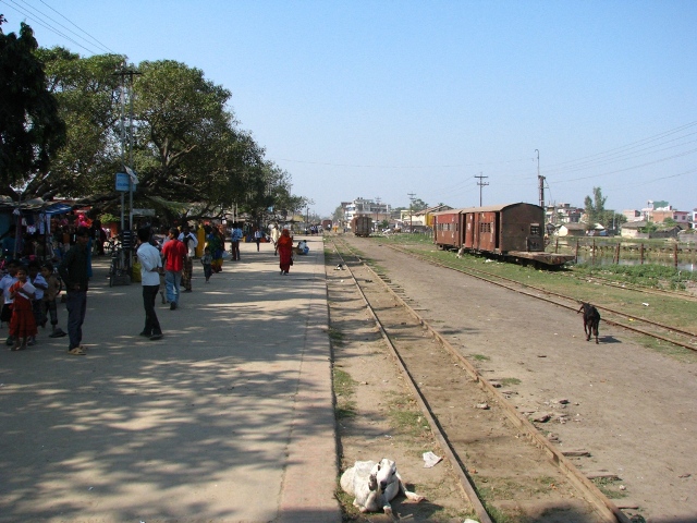 A posledn fotka je pohled na nstupit v Janakpuru.  Vlak sice nejel, ale lid tam bylo jako much.