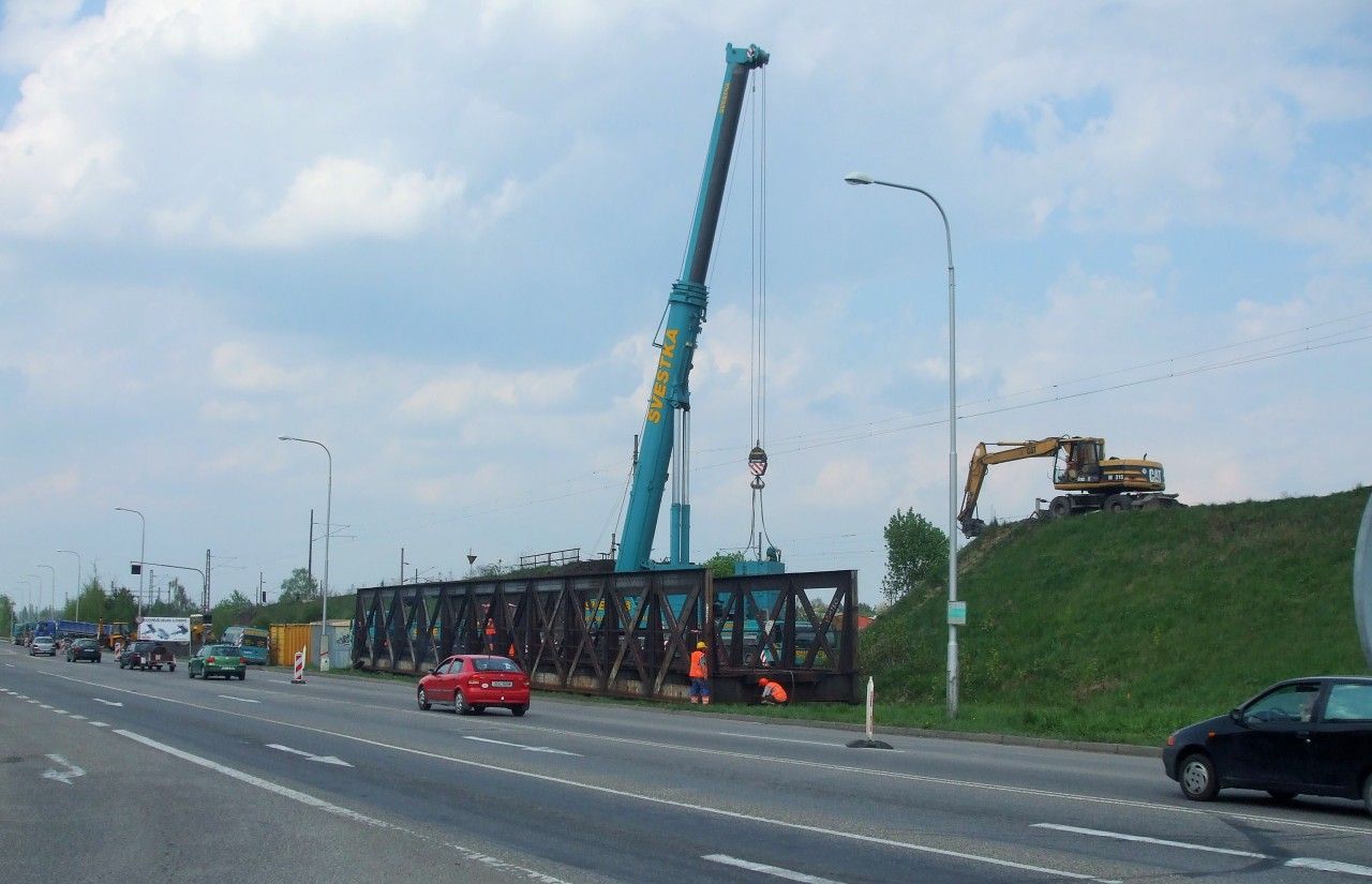 24. dubna 2011   snesena ocelov konstrukce mostu nad vlekou do podniku Ferona
