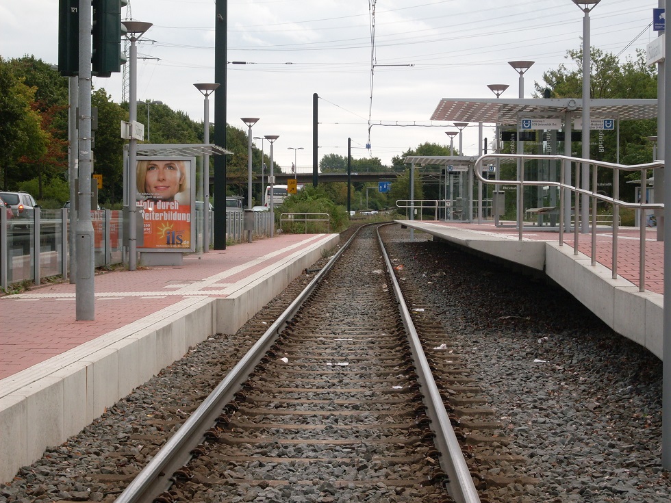 Vlevo nstupit pro tramvaje, vpravo pro Stadtbahn.