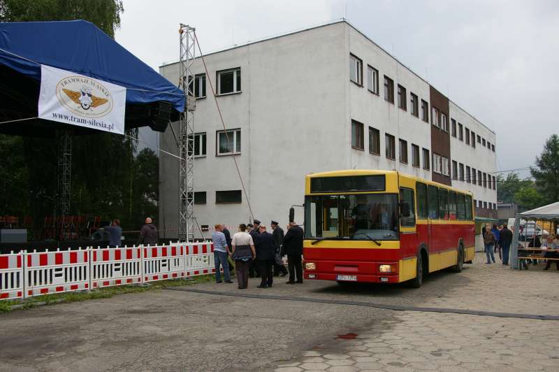 Ve dv� hodiny po poledni p�ijela k p�diu prvn� kapela. Autobusem...