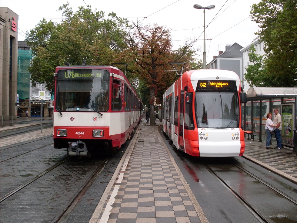 Stadtbahn na norm�ln�m rozchodu a tramvaj na �zk�m.