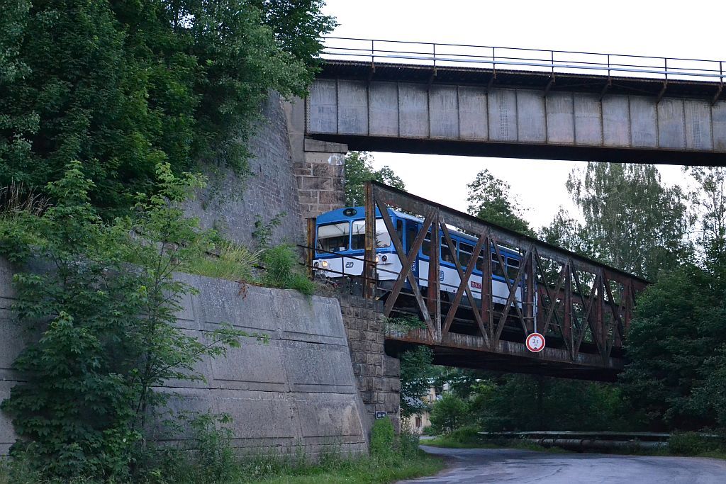 Stejnej motork na dvojitm viaduktu v Trutnov-Po