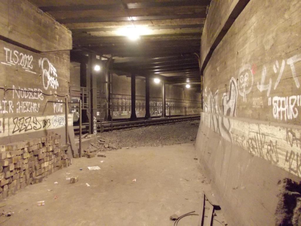 Pohled na tunel metra z odbonho tunelu