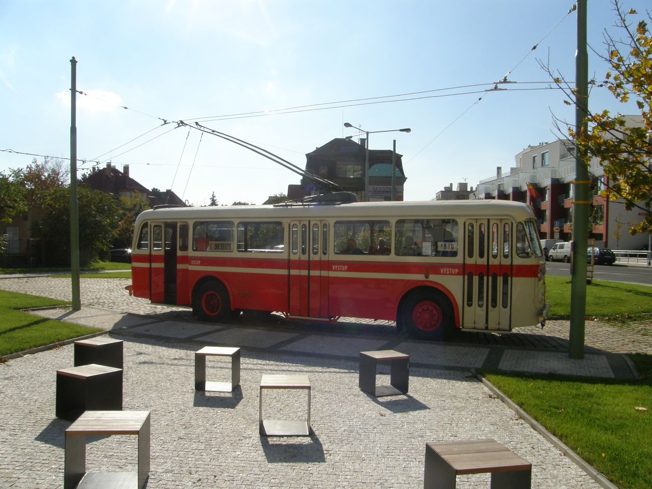 Trolejbus 8Tr v zastavce orionka