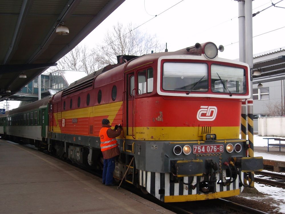 754 076