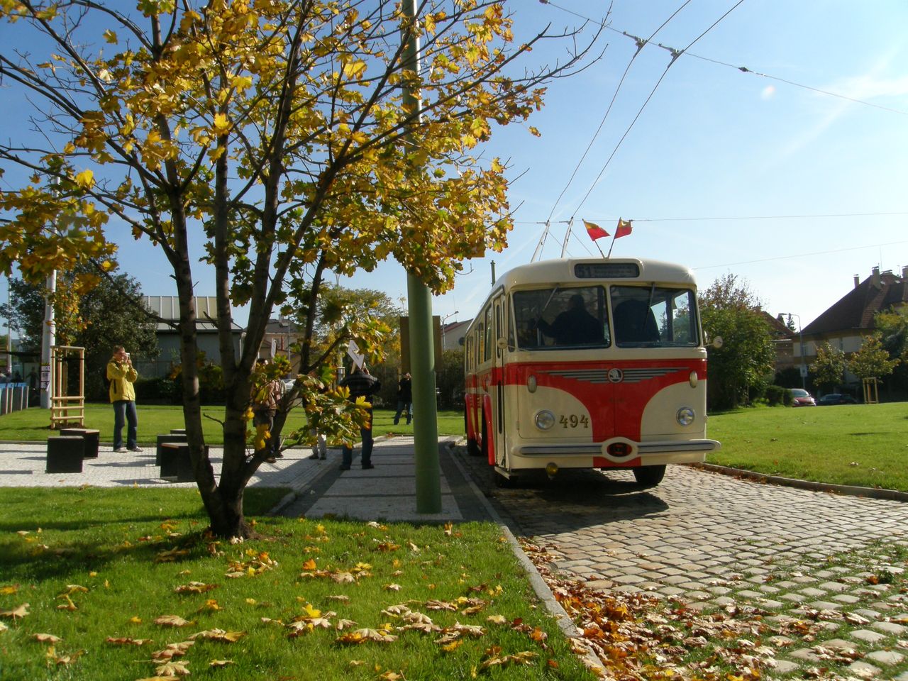 Trolejbus 8Tr v zastavce Orionka