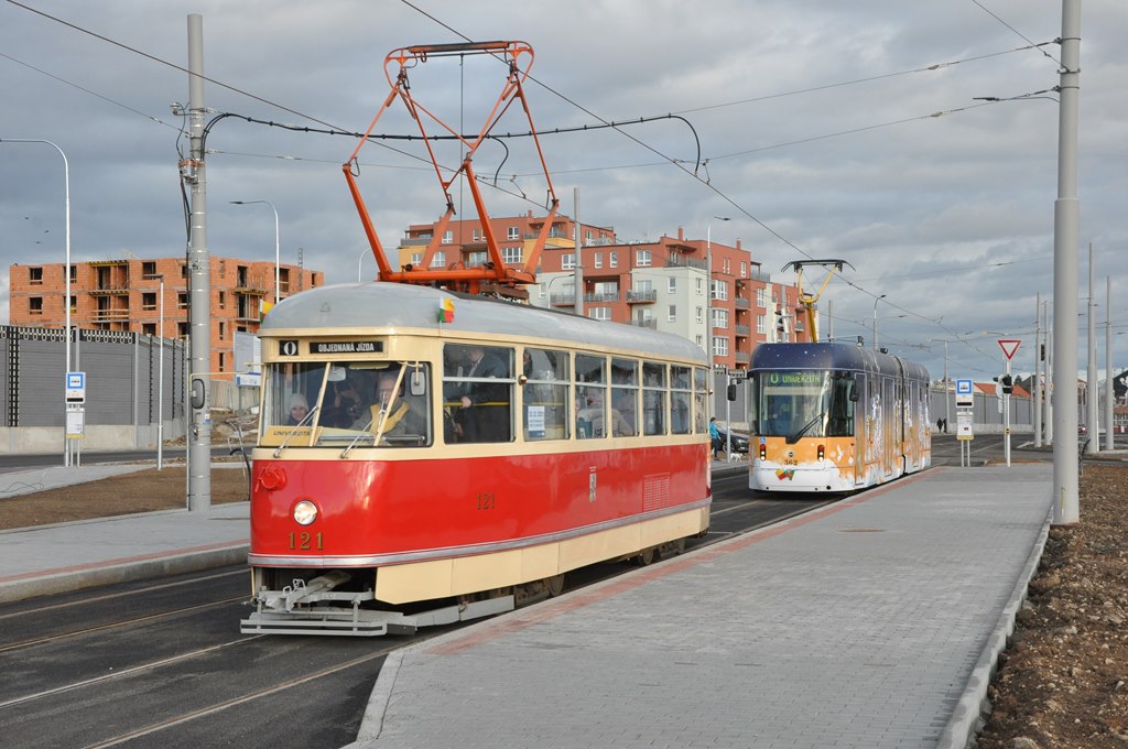 Tramvaj T1 č. 121 a Inka č. 362 (vánoční) v konvoji na otevření tramvajové trati, Plzeň, 15.12.2019