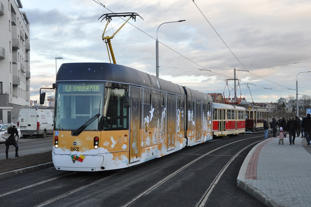 Konvoj tramvají na slavnostním otevření v zastávce Technická, Plzeň, 15.12.2019