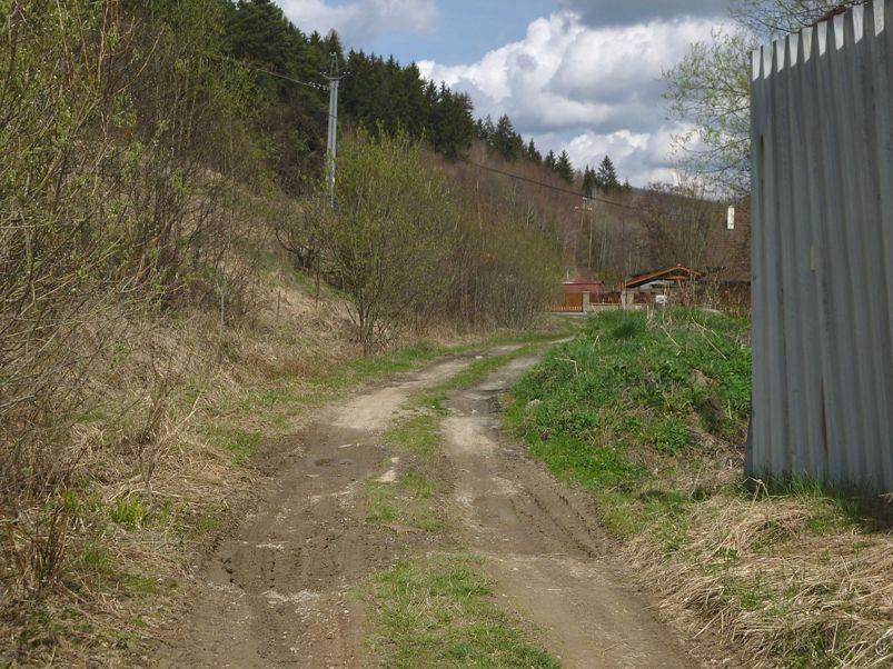 konec stroj�rn�, na oblouku k mostu stoj� nov� d�m