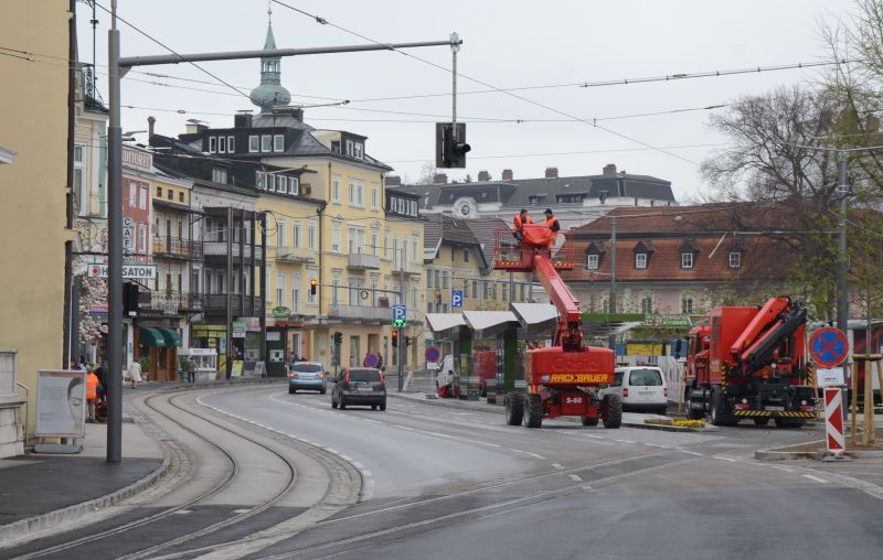 Franz-Josef-Platz: rozvtven na dvoukolejku a nov nstupit pro tramvaje a autobusy smr radnice