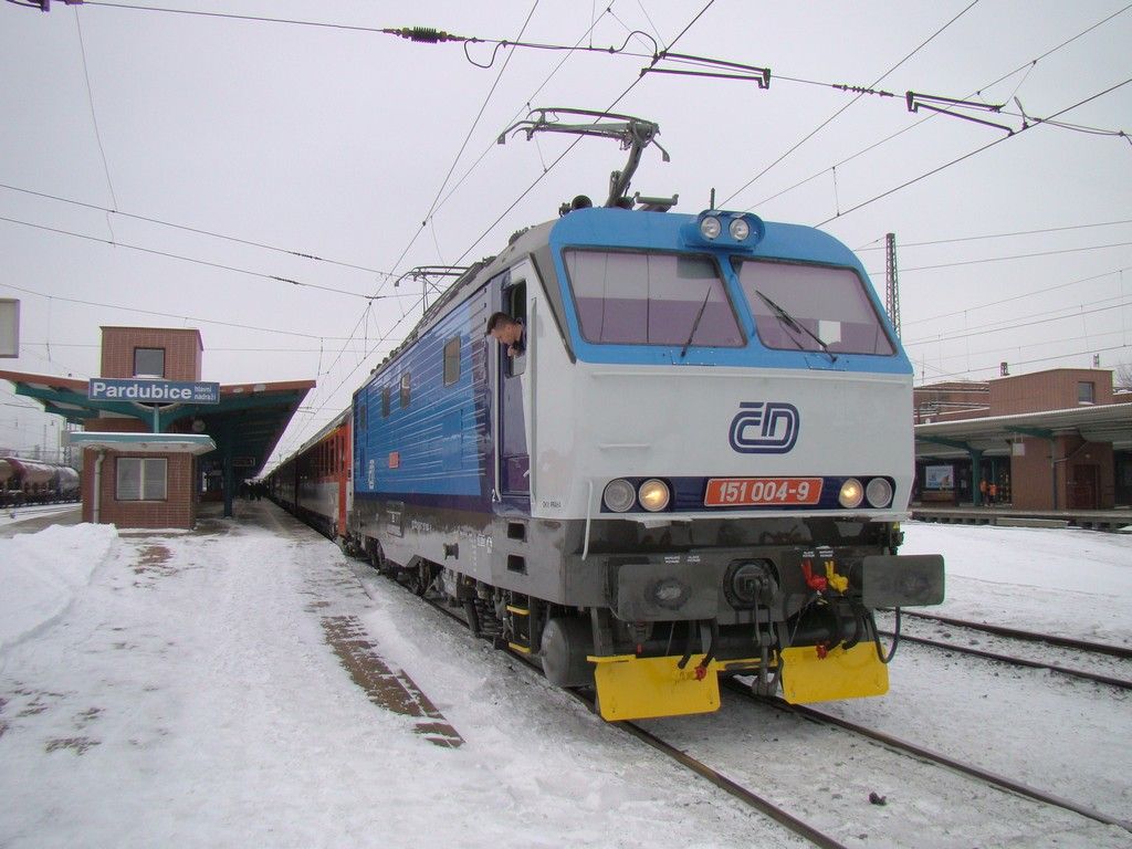 151.004-9 na vlaku EC 111 Praha v Pardubicch dne 5.12.2010 Vlak ml zpodn vce jak 80 minut a j