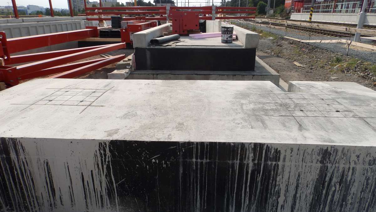 Hostiva� 24.7.2015 - d�ry v betonov�m bloku na n�stupi�ti