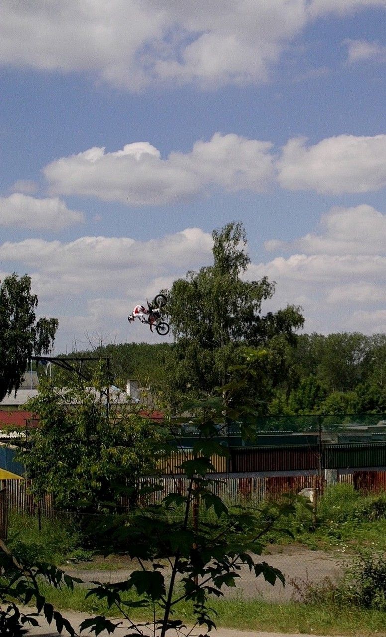 Trnujc motocyklistick akrobat u eranskho ndra, 27.6.2010