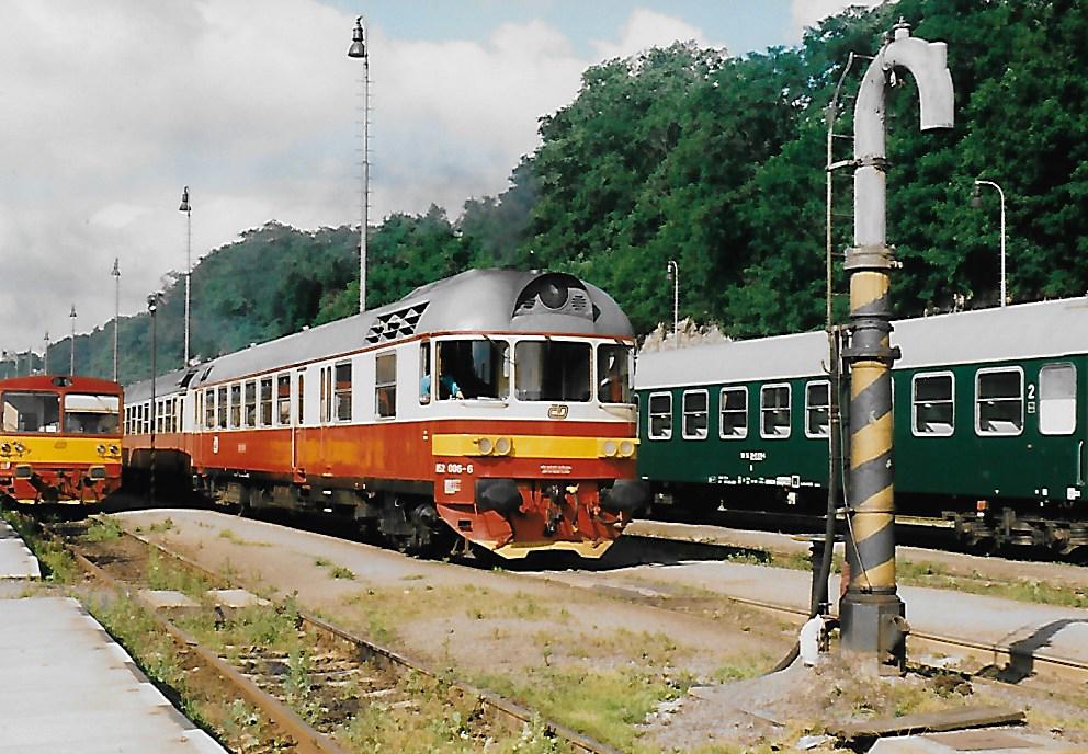 852 006 v Bakov n.J.na spnm vlaku Praha-Turnov 7.7.1997/vlevo  809 281