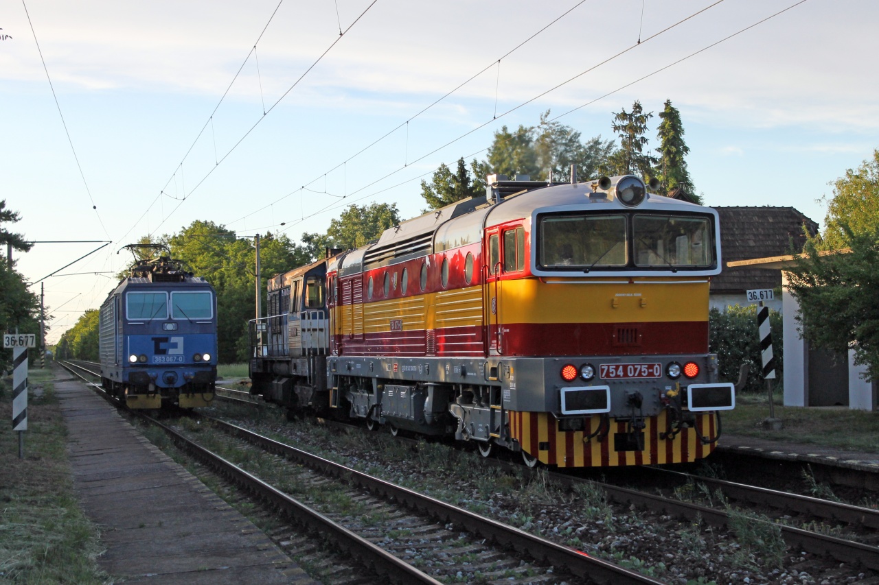 Kocr 740.794 dopravoval po trati110 Bratislava-Kty Brejlovca 754.075 po MH oprave vo Zvolene.