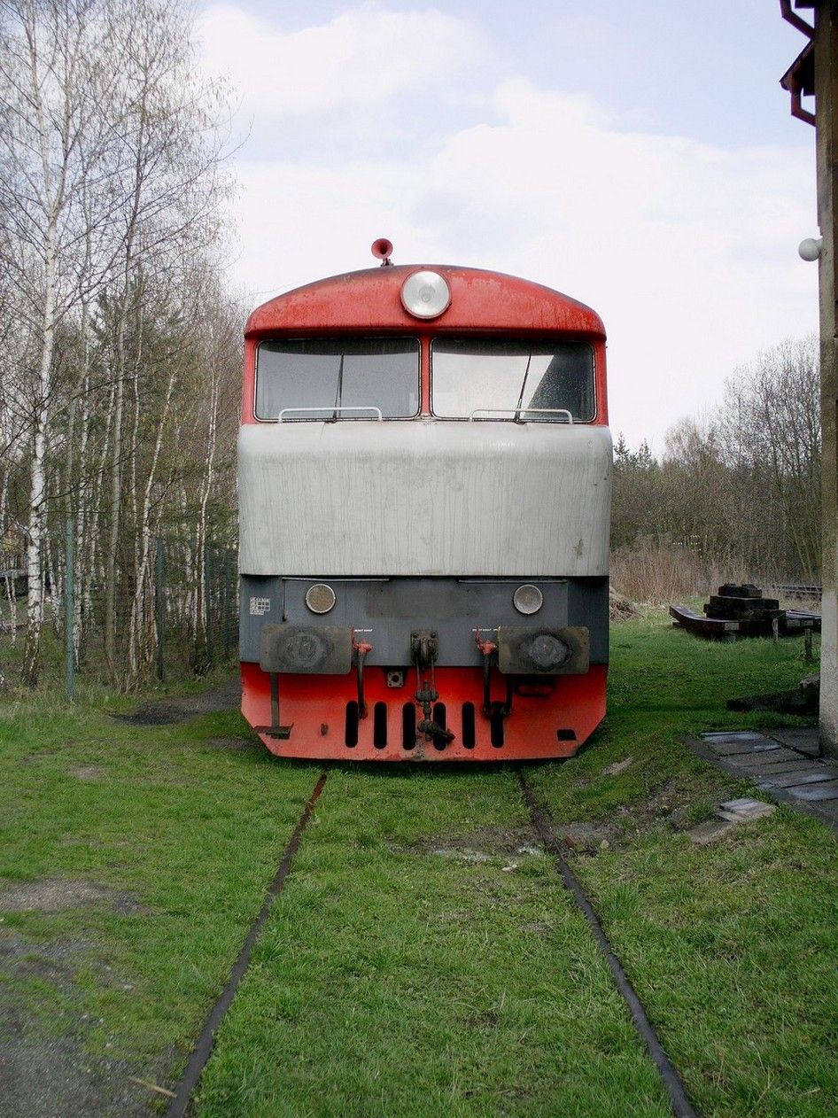 T 478.1007 u vchodu do �el. muzea v lu�ensk� st., 21.4.2010