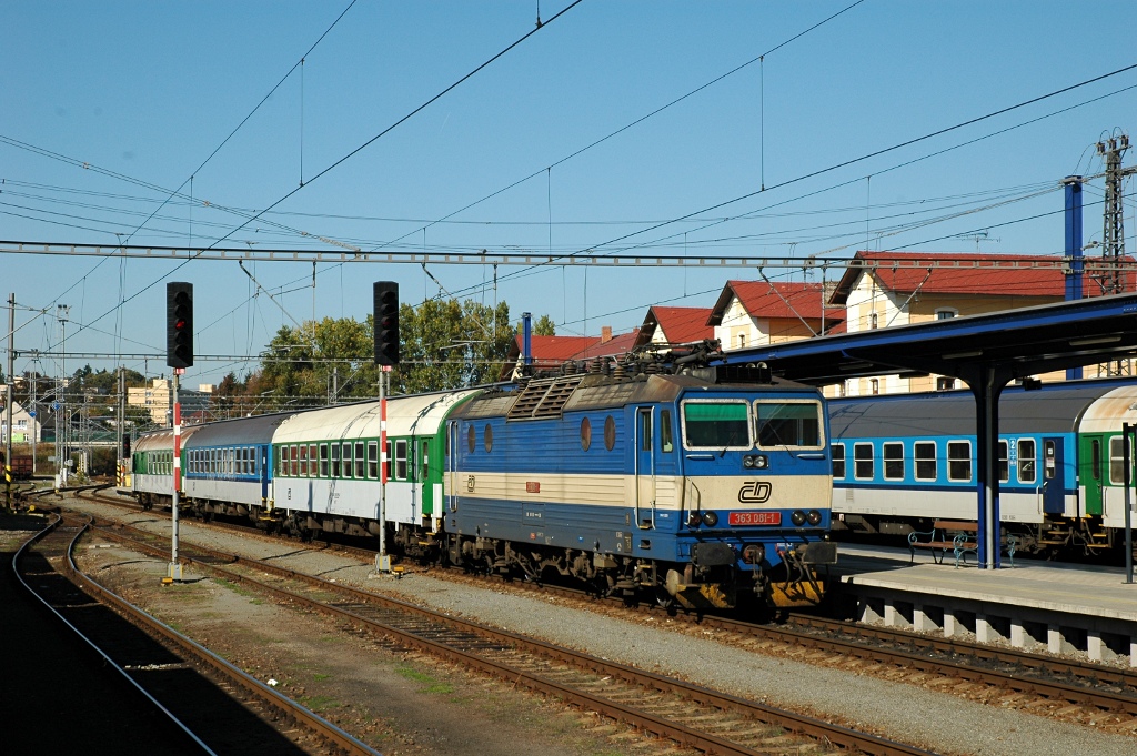 363 081-1 jako Os 8281 �ek� v Bene�ov� u Prahy. 1.10.2011