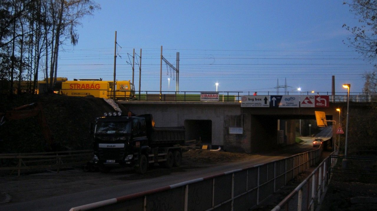a ve�ern� podb�jen� v prostoru v�hybky Unimatem 08-275/3S