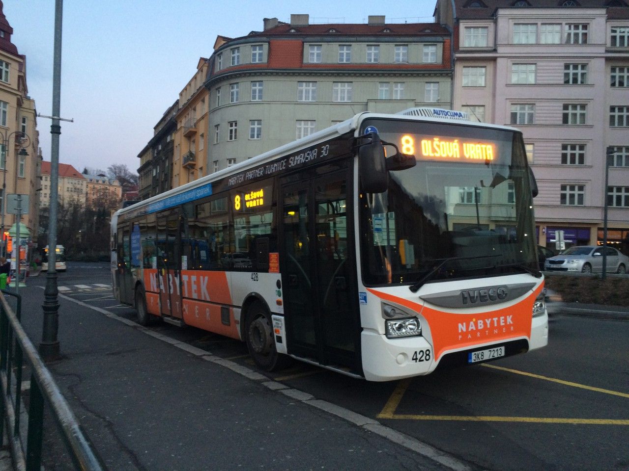 Urbanway 428 s novou celovozovou reklamou na N�bytek Partner