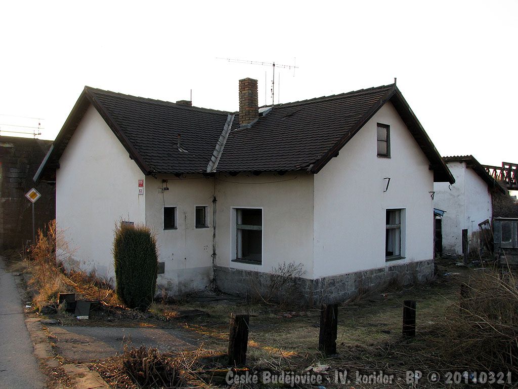 b�val� str�n� domek u nadjezdu p�es Pek�renskou