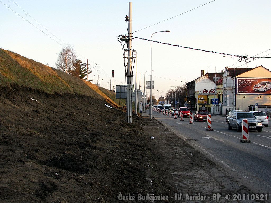 N�dra�n� ulice, v pat� svahu jsou v�kopy z�ejm� pro PHS?