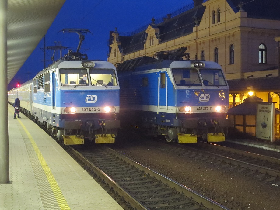 IC 513 Opava a mimodn vmna lokomotivy 151.012 za 150.226; Ostrava-Svinov