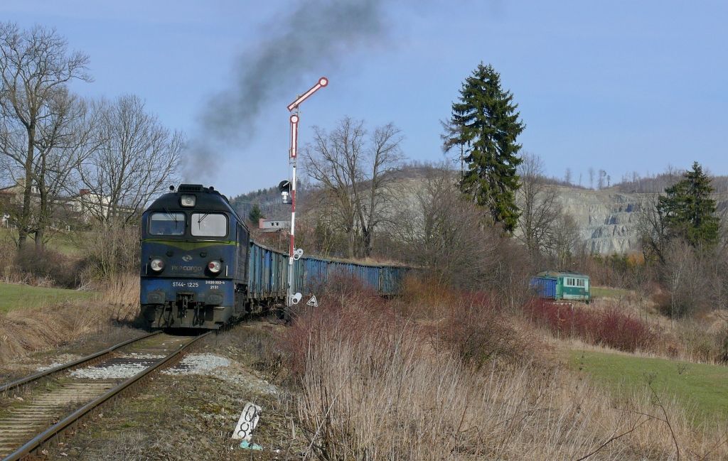 Nowa Ruda Slupiec : ST44-1225 na postku nkladn vlaku z Klodzka, vpedu ST43-295