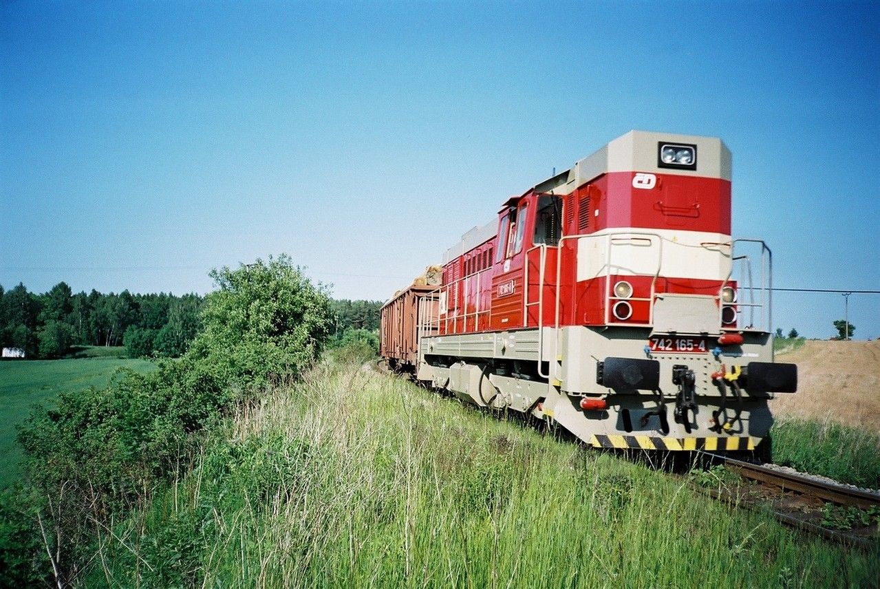 742.165 (DKV Louny) v Mn do Rakovn�ka odj�d� z Lu�n�, 29.5.2003