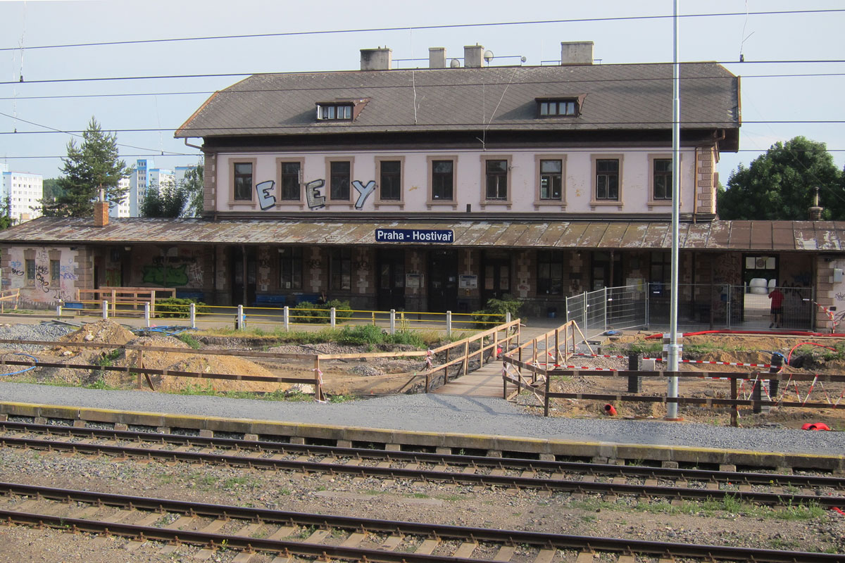 Vpravo se o n�co zmen�il prostor pro �ekaj�c�, odstran�na dla�ba, n�dvo�� je v trase 3.SK
