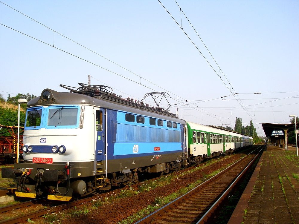 a 242 246 t�sn� v z�v�su za nimi :-)