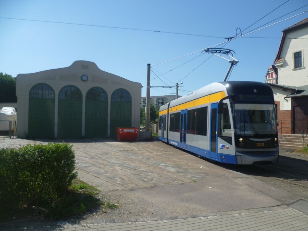 Flexity Outlock xxl se ot��� na kone�n� Schkeuditz kolem b�val� vozovny, kolejov� nyn� nenapojen�.