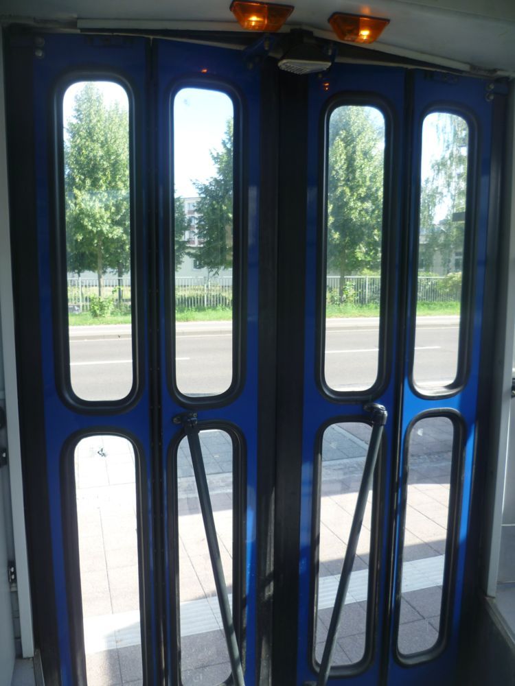 Detail dve�� vozu T4D po modernizaci.