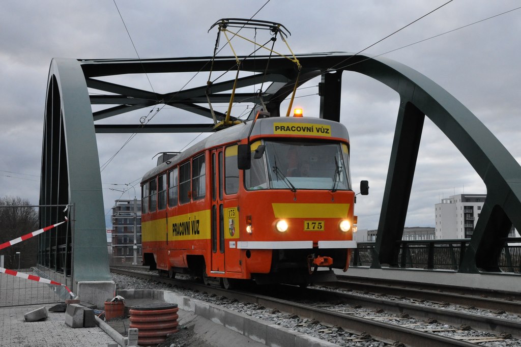 Pracovní tramvaj na tramvajovém mostě u konečné Bory, 26.12.2019