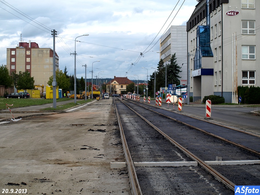 Smerem na Slovany se ji asfaltuje. 20.9.2013