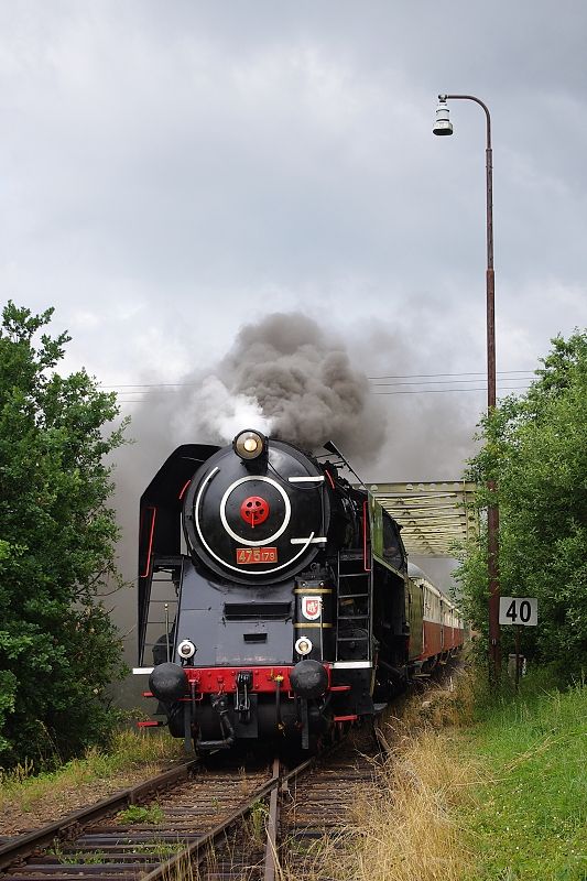 ...a v �ele vlaku Os 32210 uh�n� kolem vle�ky do Zetoru