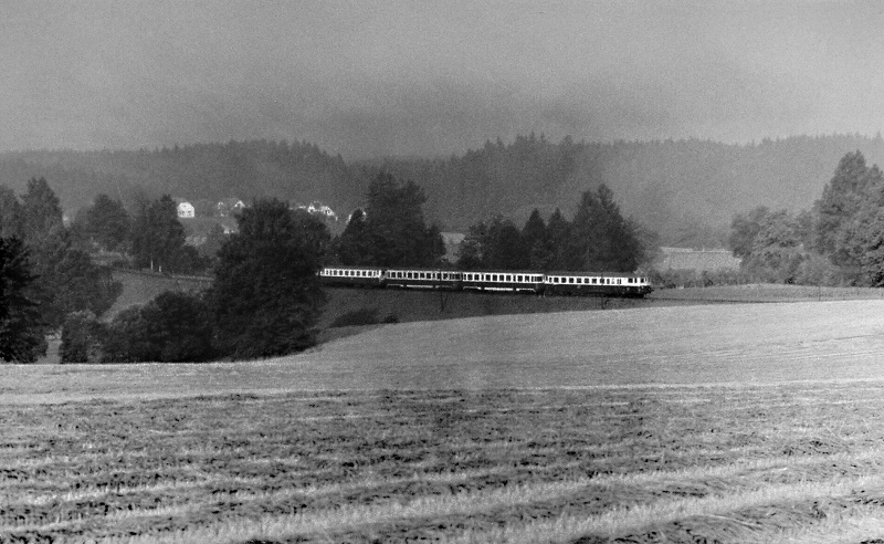 klasick souprava v 60. letech, elektrifikace trati probhla v letech 1976 - 1980