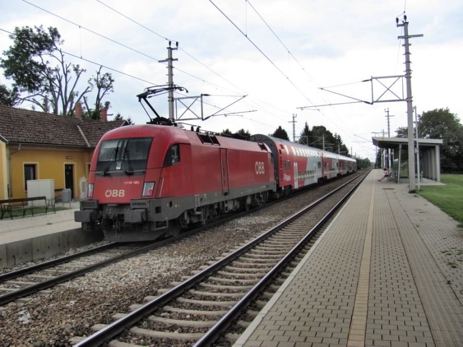 Tento vlak p�jel ve 13:24 h, tra�ovou kolej zde bude blokovat a� do cca 13:35 h...