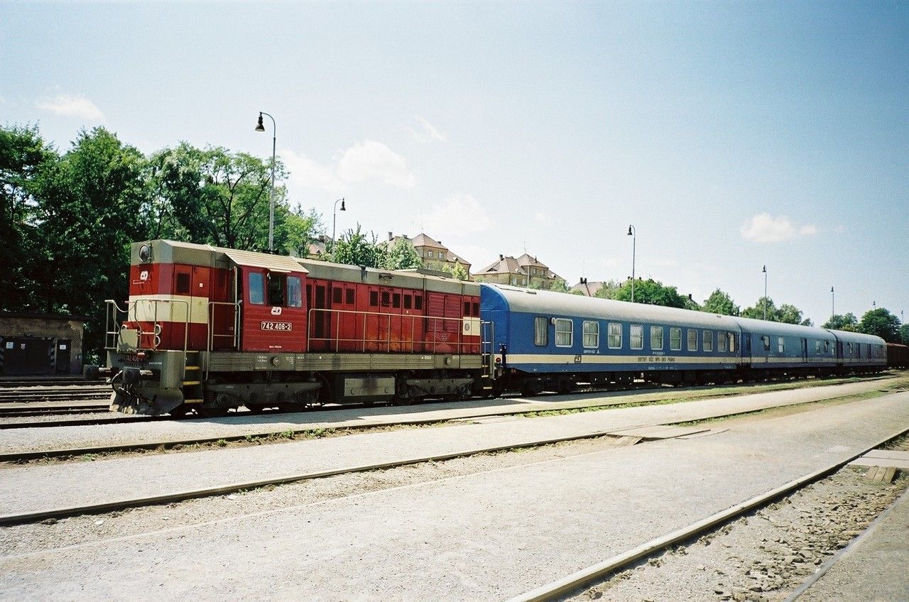 742.406 (DKV Praha) v novm laku, s naovmi vozy v st. Rakovnk, 24.6.2003