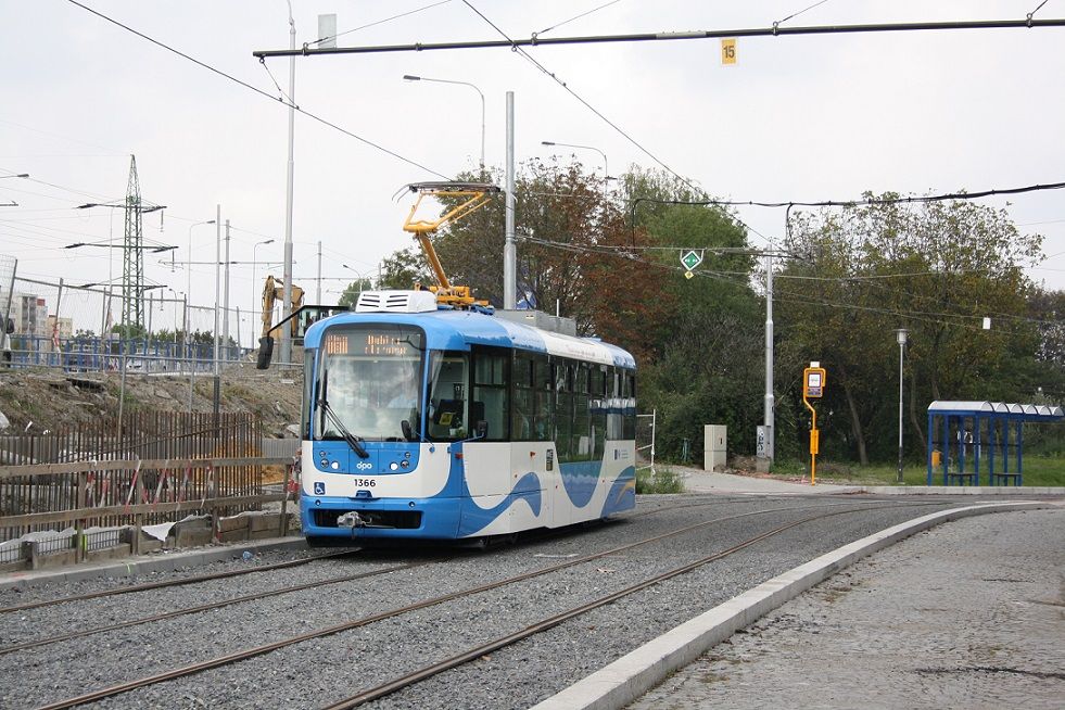 V�z �. 1366 na v�lukov� lince �. 3 opou�t� zast�vku Most Ml�de�e