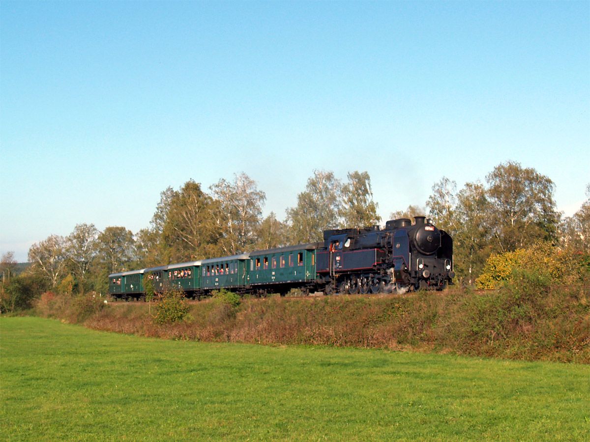 464.102 jedouc� z �astolovic do Solnice na dny otev�en�ch dv��� ve �kod� Auto a.s., 6. X. 2012