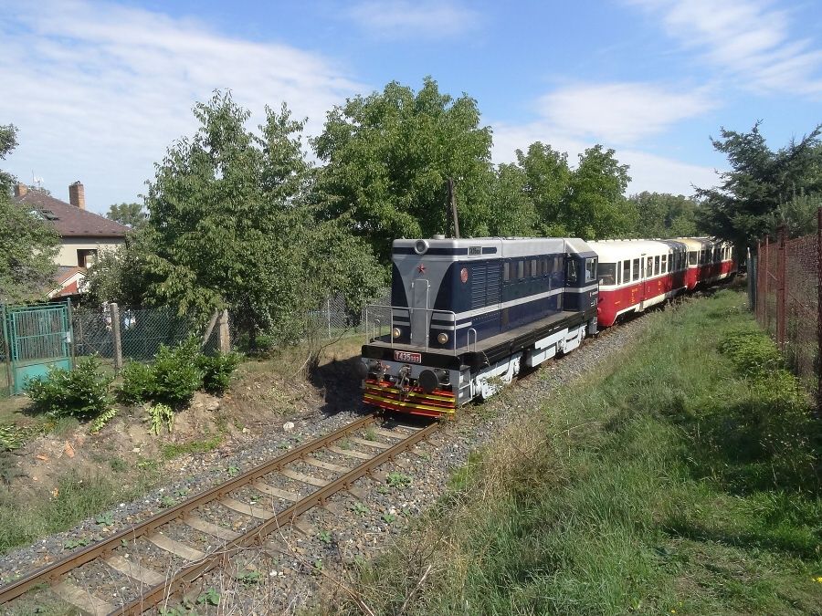 Odjezd vlaku s T435.003 z Vlaimi do Beneova /ppoj k parnmu vlaku/  (29.8.2015)