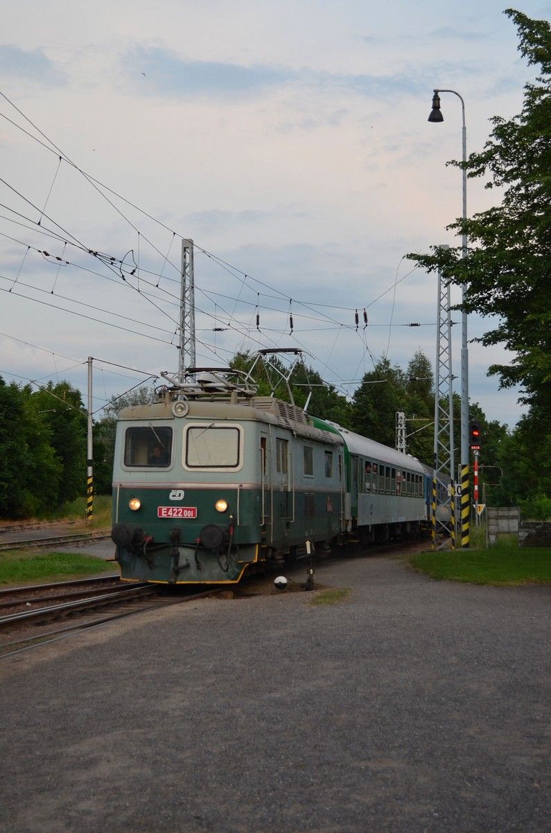 Den pomalu kon��. E422.001 p�ivezla do Bechyn� posledn� vlak.